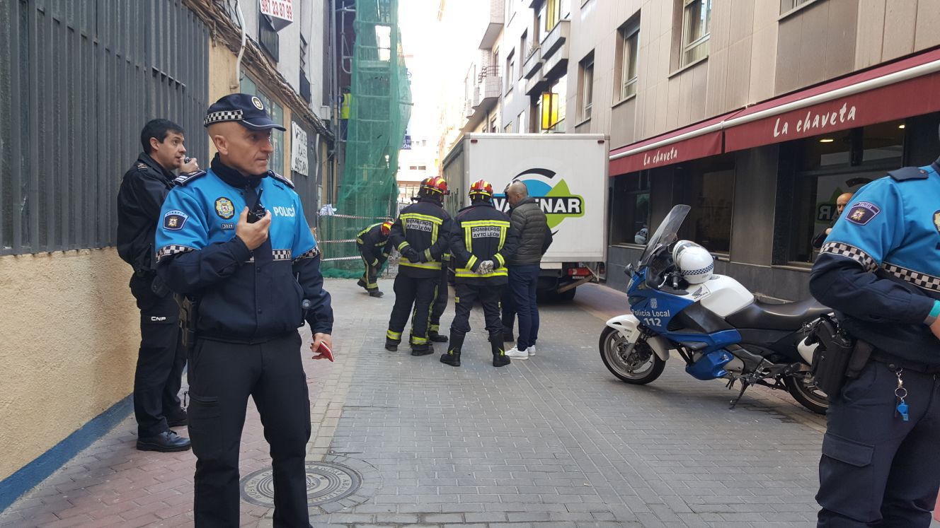 El vehículo, que en ese momento circulaba 'marcha atrás' en la Calle Joaquín Costa, arrolló a la mujer con las ruedas delanteras | La mujer falleció en el acto | El juez de guardia se ha desplazado al lugar